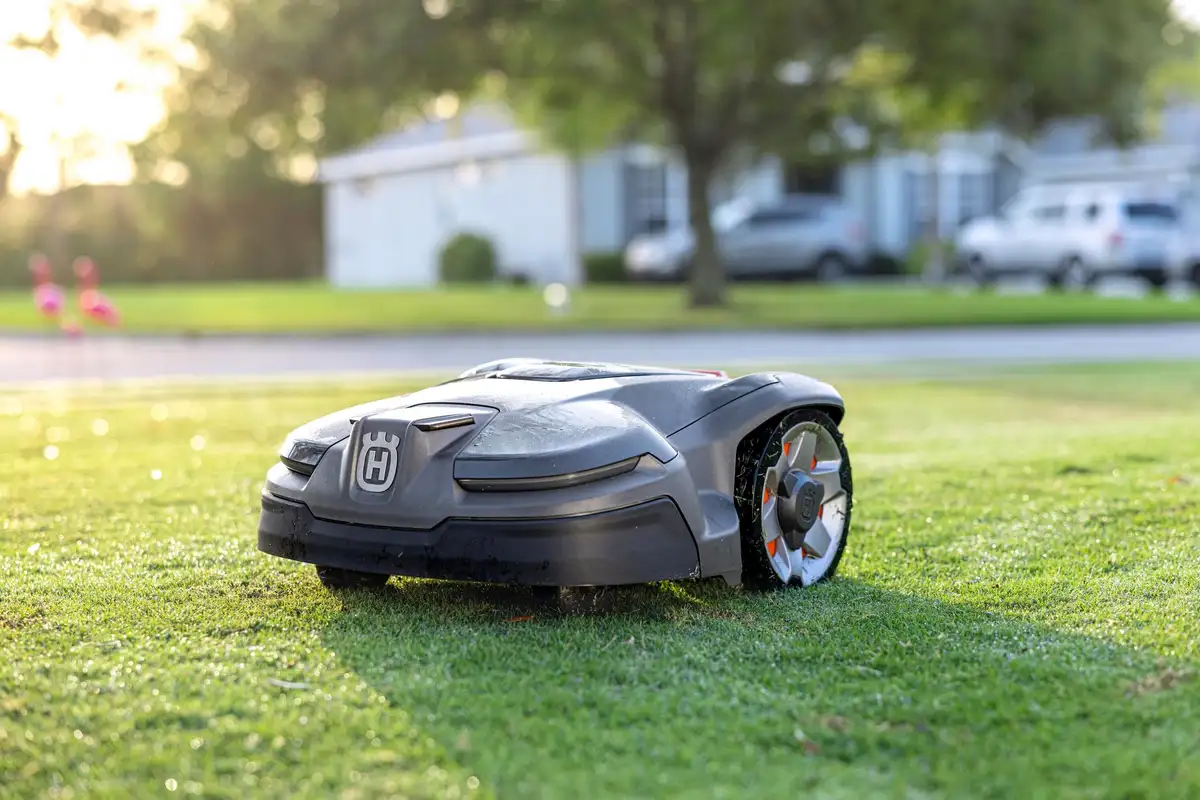 Husqvarna Automower kosi trawnik w realnym ogrodzie